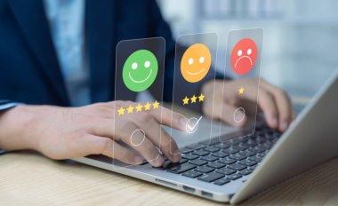 Müşteri memnuniyeti anketi konsepti, iş adamları veya müşteriler, orta ve üç yıldızlı bir tatmin notu vererek, dizüstü bilgisayardaki uygulama yoluyla memnuniyetlerini gösteriyorlar.