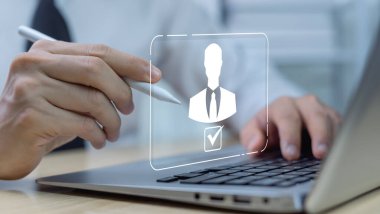 Müşterini Tanıma (KYC) Danışmanı Kimlik Kartı ile Finansal Güvenliği Artırmak ve Kişisel Mali Veri Biyometrik Güvenliğine Erişim İçin Bilgisayarı Kullanıyor