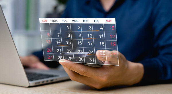 Бизнесмен эффективно управляет рабочим временем, календарем на виртуальном экране интерфейса, концепцией отслеживания плана проекта, датой и временем доставки заказчику.