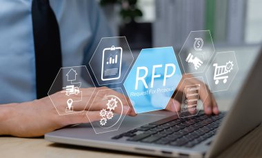 Dizüstü bilgisayarda çalışan işadamı, satın alma, teklif, ihale, sözleşme yönetimi ve lojistik yönetimi içeren Teklif (RFP) sürecini gösteren simgelerle çalışıyor. İş konsepti RFP.