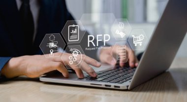 Tedarik ihalesi, ihale yönetimi ve lojistik yönetimi de dahil olmak üzere, Teklif Sürecini temsil etmek için dizüstü bilgisayarda çalışan iş adamı Teklif İş Konsepti talebi.