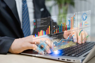 İş adamı, performansı analiz etmek ve işletim yönetimi ölçümleri ve KPI 'ler için derinlemesine raporlar oluşturmak için iş analitik gösterge tablosunu bilgisayardaki verileri analiz ediyor.