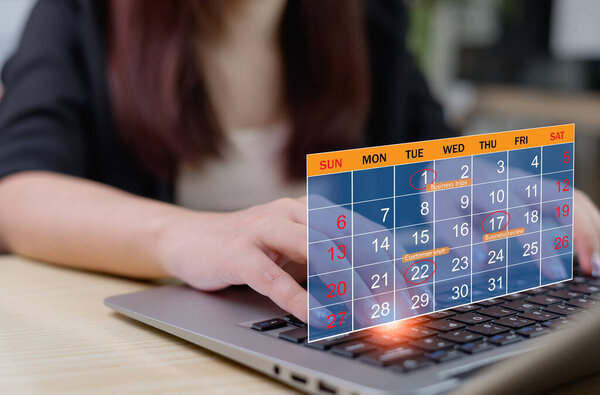 Деловая женщина, управляющая временем для эффективной работы. Календарь на виртуальном интерфейсе экрана. Напоминания о назначениях и повестка дня в календаре. Концепция управления временем.