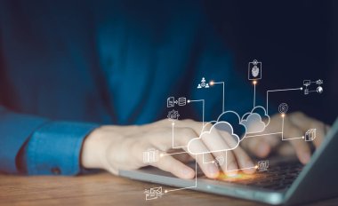 İş adamı elinde bulut hesaplama şeması var. Bulut teknolojisi, veri depolama, hızlı transfer verileri, ağ ve internet servis kavramı.