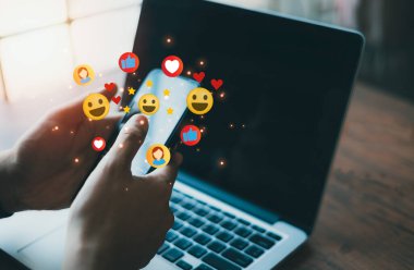 Dijital medya, sosyal medya, teknoloji, internette sörf yapma kavramı, işadamı mutlu bir şekilde akıllı telefonlar, online alışveriş, evden internet üzerinden çalışma, uzaktan çalışma kavramı kullanıyor.