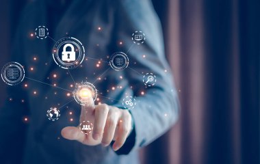 Dijital güvenlik arayüzü, iş adamı kilit sembollü parlak fütürist simgeye dokunuyor, teknik konsept, büyük veri, veri bağlantısı, modern veri iletimi, çevrimiçi çalışma.