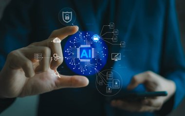 Yapay zeka icat merkezi, birbiriyle bağlantılı simgelerle dijital arayüz, fütürist teknoloji, parlayan yapay zeka sembolü tutan kişi.