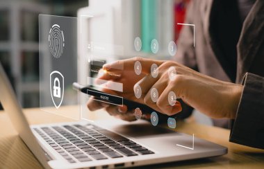 Akıllı telefon kullanan bir işadamı tarafından güvenlik için parola doğrulama girişi. Şifreli erişim ve gizlilik koruması ile dijital koruma ve siber güvenlik arayüzü.