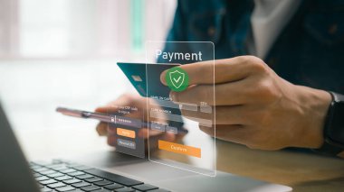 Taşınabilir internet bankacılığı yoluyla kredi kartı kullanan ve internet işlemleri için OTP 'ye giren bir işadamı konsepti. Çevrimiçi alışveriş uygulaması için güvenli internet erişimi.