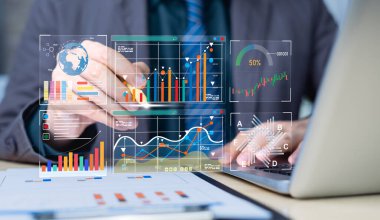 Analistler, KPI 'lerle iş verileri ve veri yönetim sistemlerini analiz etmek ve teknoloji finansmanı, işlemler, satışlar, pazarlama için veritabanlarına bağlı ölçümler yapmak için bilgisayar ve gösterge panellerini kullanırlar..