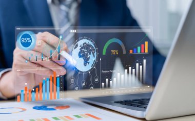 Bilim ve teknoloji grafiklerine sahip teknoloji ve gösterge tablosu kullanan işadamı, KPI ile iş ve stratejik veri yönetim sistemi için Büyük Veri analizi yapan KPI.