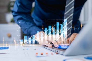 İş adamı, küresel ağ bağlantısında içerik geliştirme stratejisinin modern arayüz ikonlarına ilişkin satış verilerine atıfta bulunarak dijital çevrimiçi pazarlama büyüme grafiğini analiz etmektedir..