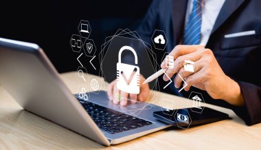 Gizlilik ağı güvenlik kavramı, veri koruması, bilgisayar akıllı telefonları kullanan iş adamı, güvenli şifreleme teknolojisi, güvenli internet erişimi, şifreleme, güvenli kullanıcı mahremiyeti, hırsızlık önleyici güvenlik duvarı.