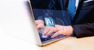 Yapay zeka konsepti yapay zeka ajanı ile. İş adamı veri analizi için yapay zekayla etkileşime geçiyor. Büyük veriler, makine öğrenimi, otomasyon ve yenilik için fütüristik arayüze sahip dizüstü bilgisayarda.