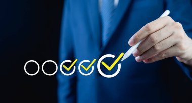 Sanal ekranda çevrimiçi onay kutusu kullanan bir işadamı değerlendirmesi. Çevrimiçi değerlendirme anketi, çevrimiçi sınav, bilgi testi, anket doldurma, testte doğru cevap seçme, test sorusu.