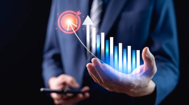 İş adamı iş ve finans, mal varlığı, emlak, fon, banknotlar, küresel iş büyüme eğilimleri, sanal hologram ekonomi grafiği yatırımlarındaki ekonomik büyüme analizlerini yapar..