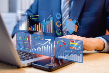 Stratejik planlama ve kurumsal başarı kavramı, finansal ve yatırım kararları için piyasa araştırması, iş adamı iş büyüme performansı göstergelerini kontrol etmek için dizüstü bilgisayar kullanıyor.