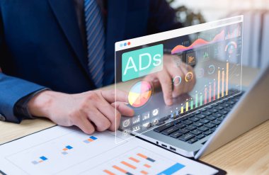 Dijital pazarlama konsepti. Çevrimiçi reklamlar ekranda internet reklamlarını, kampanya analizlerini ve belirli izleyicilere ulaşmak için dijital pazarlamayı temsil ediyor..