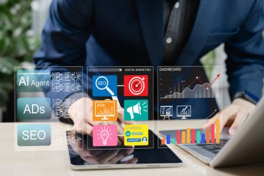 Çevrimiçi reklamcılık, iş büyümesi ve kampanya performans takibi için SEO araçları, analitik ve strateji simgeleriyle dijital pazarlama panelini analiz eden işadamı.