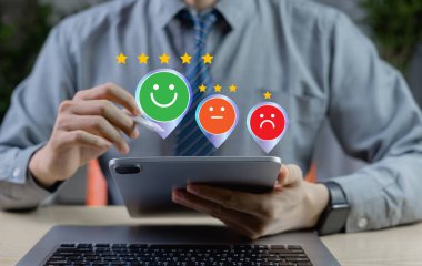 İş tecrübelerini online uygulamalarla değerlendirme kavramı. Hizmet kalitesinin değerlendirilmesi ve güvenilirlik sıralamaları yoluyla güvenin artırılması için müşteri memnuniyeti anketleri.