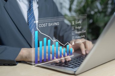 Maliyet optimizasyonu ve kalite performansı için yönetim stratejisini geliştiren iş adamı. Maliyet azaltma, bütçe kontrolü, verimlilik, hız, verimlilik ve yüksek kaliteli sonuçlara odaklanın.