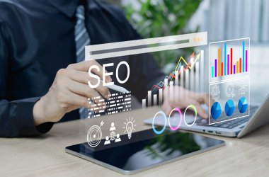 SEO ve dijital pazarlama stratejilerini analiz eden bir iş adamı. Web sitesi içeriğini optimize etmek, arama sıralamalarını iyileştirmek ve arama motoru sonuç sayfalarında görünürlüğü artırmak için SEO araçları kullanılıyor.