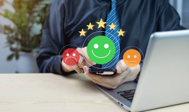 İş adamı elinde akıllı bir telefonla yıldız reytingleri ve geri bildirim alanlarıyla müşteri memnuniyeti anketi sunuyor..