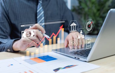 Gayrimenkul, finansal ve dijital varlıklara odaklı varlık yönetimi kavramı. Yatırım analizi, uzun vadeli stratejiler, inşaat, pazarlama ve emlak alım ve satımı.