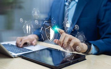 İş adamı siber güvenlik ve ağ veri koruması için akıllı kilit simgesi kullanıyor. Siber saldırılar ve dijital tehditlere karşı yenilikçi teknoloji çözümleri kavramı.