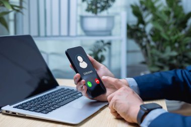 İş adamı bilinmeyen bir numaradan arıyor, endişeli görünüyor. Potansiyel dolandırıcılık, dolandırıcılık veya dolandırıcılık tehdidi.