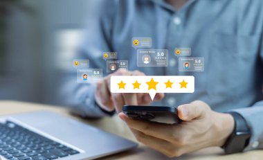 İş adamı müşteri memnuniyetini araştırmak için akıllı telefon uygulaması kullanır, beş yıldızlı reytingler toplar ve ticari hizmetleri ve kullanıcı deneyimini geliştirmek için geri bildirim toplar.