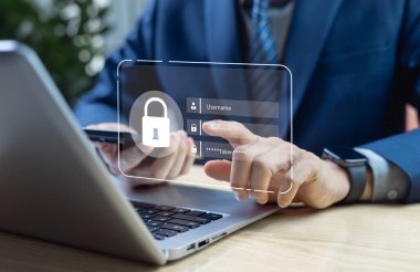 Klavyede yazan işadamı kullanıcı adı parolasını girin ve karanlık ofis siber güvenliği ve veri koruma teknolojisi kavramında dizüstü bilgisayarda sistem yazılım kaydı için cep telefonundan jetonu alın.