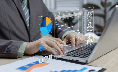 İşadamı devam eden projeleri yönetmek ve Gantt çizelgelerini güncellemek için dizüstü bilgisayar kullanıyor. Proje yönetimi yazılım araçları ile iş geliştirme. Etkili iş akışı kavramı.