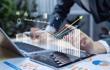 İş adamı büyüme grafiği çiziyor, mali ve yatırım verilerini analiz ediyor ve iş planlaması ve ilerleme ve başarı stratejisi geliştiriyor.