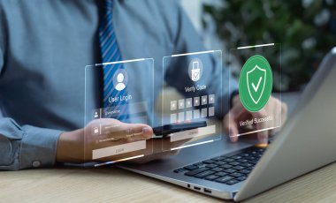 Kimlik doğrulama güvenli giriş kavramı. Siber güvenlik, veri erişim kontrolü, internet güvenliği ve hesap koruması için iki aşamalı doğrulama kullanan işadamı.