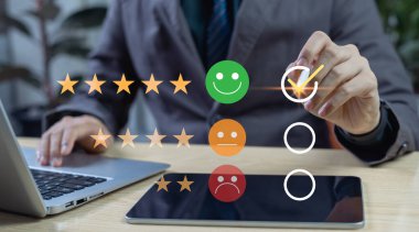 Müşteri memnuniyeti araştırması konsepti. Kullanıcı gülümseyen yüz ikonuyla beş yıldız veriyor. Performans iyileştirmesi için olumlu deneyim, kalite geribildirim ve hizmet değerlendirmesi.