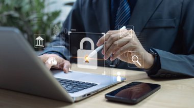 Bilgisayarı ve sanal kilit simgesini kullanan işadamlarıyla siber güvenlik ve veri koruma kavramı, çevrimiçi gizlilik güvenlikli ağ şifreleme dijital güvenlik ve bilgi teknolojisi güvenliğini temsil etmektedir.