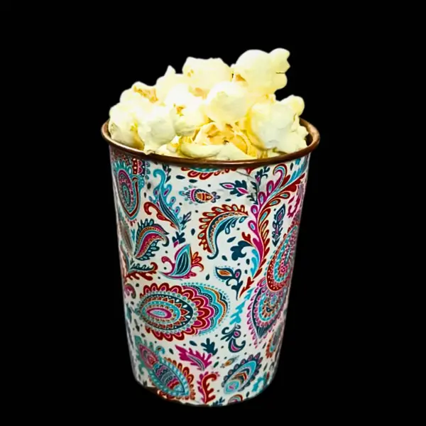 Patlamış mısırla dolu renkli bir bakır cam elyaf fiber zengin yiyecek atıştırmalıkları - 1