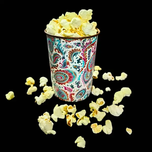 Patlamış mısırlarla dolu renkli bir bakır cam parçası dökülmüş fiber zengin yiyecek atıştırmalıkları - 1