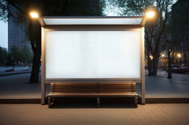 Gece bir otobüs durağında boş bir reklam panosu modeli. Reklam ve pazarlama kampanyaları için mükemmel. Yüksek çözünürlüklü görüntü şehir gece görüntülerini gösteriyor.