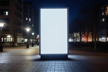Şehir caddesinde boş bir reklam panosu modeli. Reklam ve pazarlama tasarımları için mükemmel. Kopya alanı olan modern şehir manzarası arkaplanı.