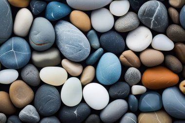 Pürüzsüz, renkli deniz taşlarının yakın çekimi doğal bir doku oluşturur. SPA, zen ya da minimalist tasarım projeleri için mükemmel bir ortam..