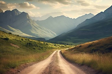Kıvrımlı bir dağ yolu, yuvarlanan tepeler ve vadiler boyunca manzaralı bir yolculuk sunarak, nefes kesici bir yaz manzarasını kesiyor. Altın saat güneş ışığı görkemli dağları sıcaklık ve sükunetle yıkıyor..