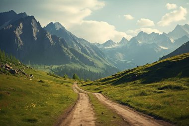 Görkemli bir dağ vadisinin huzurlu panoramik manzarası. Kıvrımlı toprak bir yol yemyeşil tepeleri aşarak canlı bir yaz gökyüzünün altındaki yüksek tepelere çıkar. Seyahat, macera ve doğa temaları için ideal.