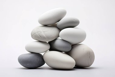 Mükemmel dengelenmiş beyaz ve gri taşlar Zen duygusunu çağrıştırıyor. Bu minimalist görüntü huzur ve sükuneti, sağlık, spa ve meditasyon içeriği için ideali öneriyor..