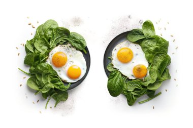 Canlı yeşil ıspanak yapraklı lezzetli kızarmış yumurtalar beyaz tabakta sağlıklı bir kahvaltı yaratır. Beslenme ve beslenme içeriği için mükemmel olan bu sağlıklı besin görüntüsünde taze yumurta bulunur....