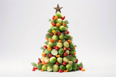Biber ve domatesler de dahil olmak üzere taze sebzelerden yapılmış yaratıcı şekilde dekore edilmiş bir Noel ağacının üzerinde bir yıldız var. Bu şenlikli ve benzersiz görüntü, sağlıklı yemek ve tatil için ideal....