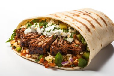 Ağız sulandırıcı, yakın plan bir stüdyo çekiminde et, sebze, pirinç ve ekşi kremayla dolu yeni hazırlanmış bir Meksika dürümü sergileniyor. Yemek blogları, restoran menüleri ve yemek fotoğrafçılığı projeleri için mükemmel..