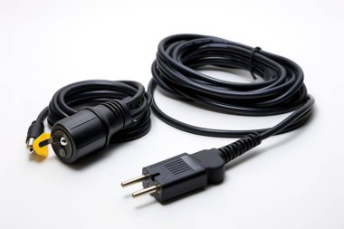 Beyaz arka planda izole edilmiş bir stüdyoda, Avrupa prizi ve prizi olan siyah bir elektrik kablosu sergileniyor. Bu görüntü, güç kaynağı ve teknolojiyi göstermek için idealdir.,...