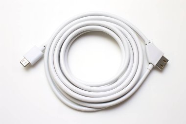 Yakın çekim, stüdyo görüntüleri düzgün sarmalanmış beyaz bir USB kablosu ve temiz beyaz bir arka plan. Şarj kablosunun bu izole görüntüsü teknoloji ya da elektronik için mükemmeldir....